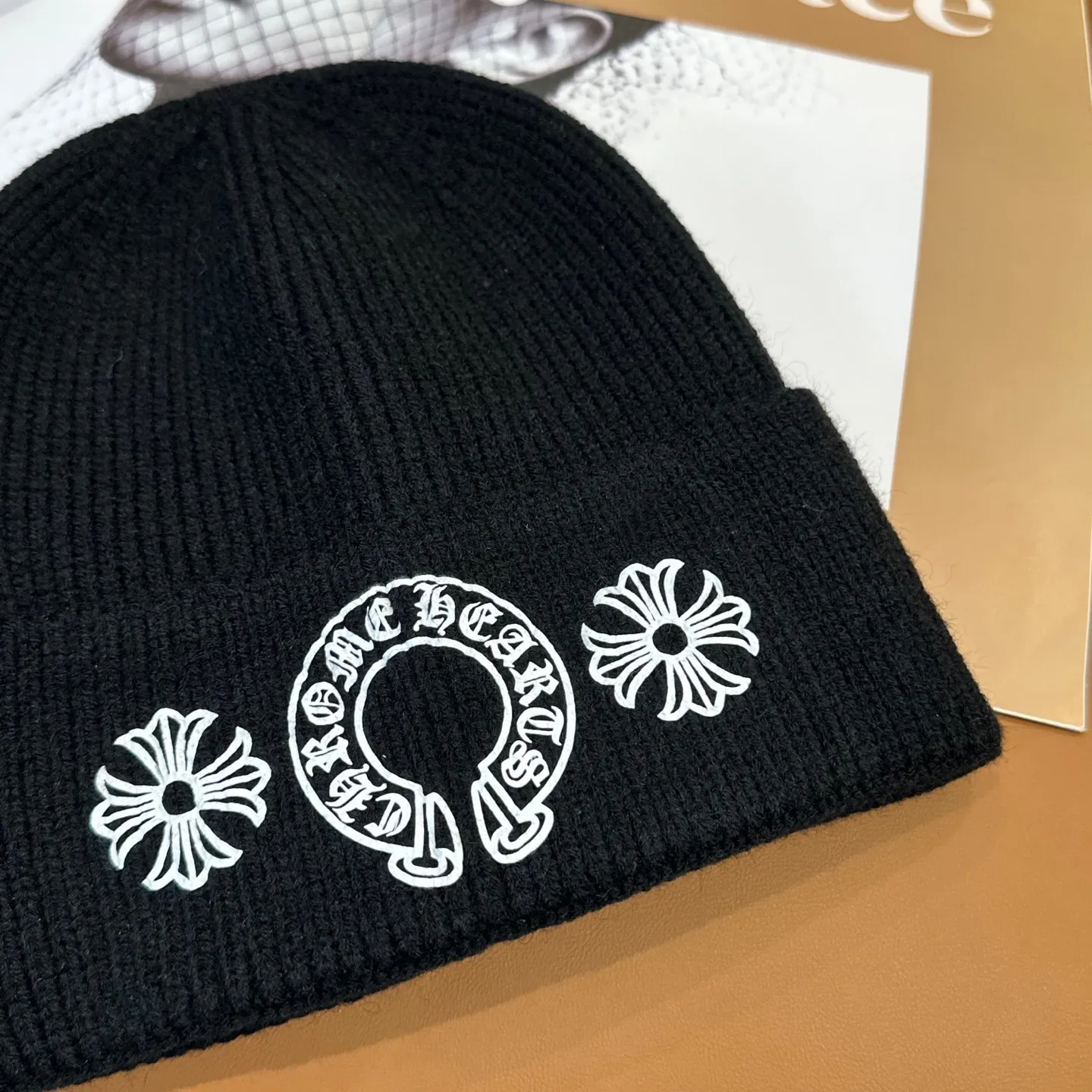 P50 🤍Chrome hearts new autumn and winter cross knitted hat🧶 One of the must-have hats in autumn and winter~ It really looks good on whoever wears it~, it is also a perfect match in black and white and gray in autumn~
